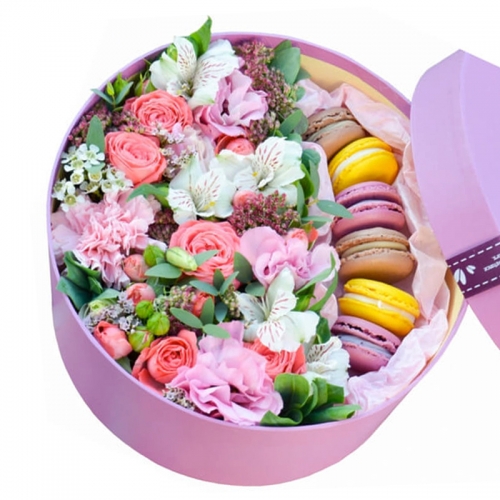 Цветы в шляпной коробке с макарунами "Камилла"